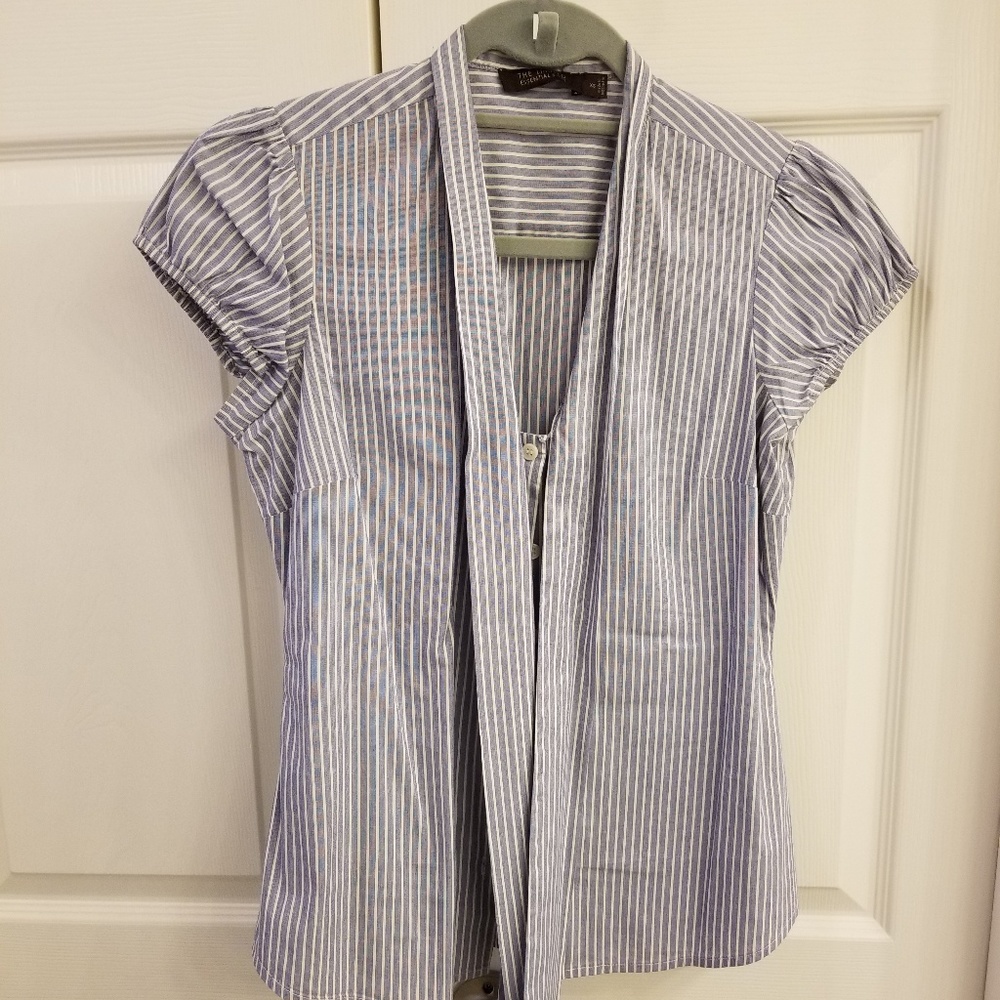 Short sleeve button up top with neck tie